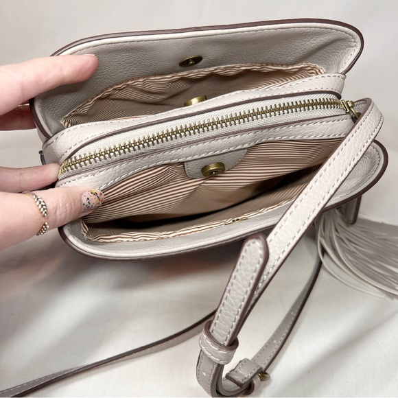 NWOT Denver Hayes Adjustable Crossbody Tassel Purse Multi Pocket Bag - Picture 4 of 5